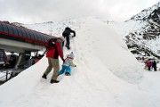 Zima vo Vysokých Tatrách - kopy snehu pri Skalnatom plese